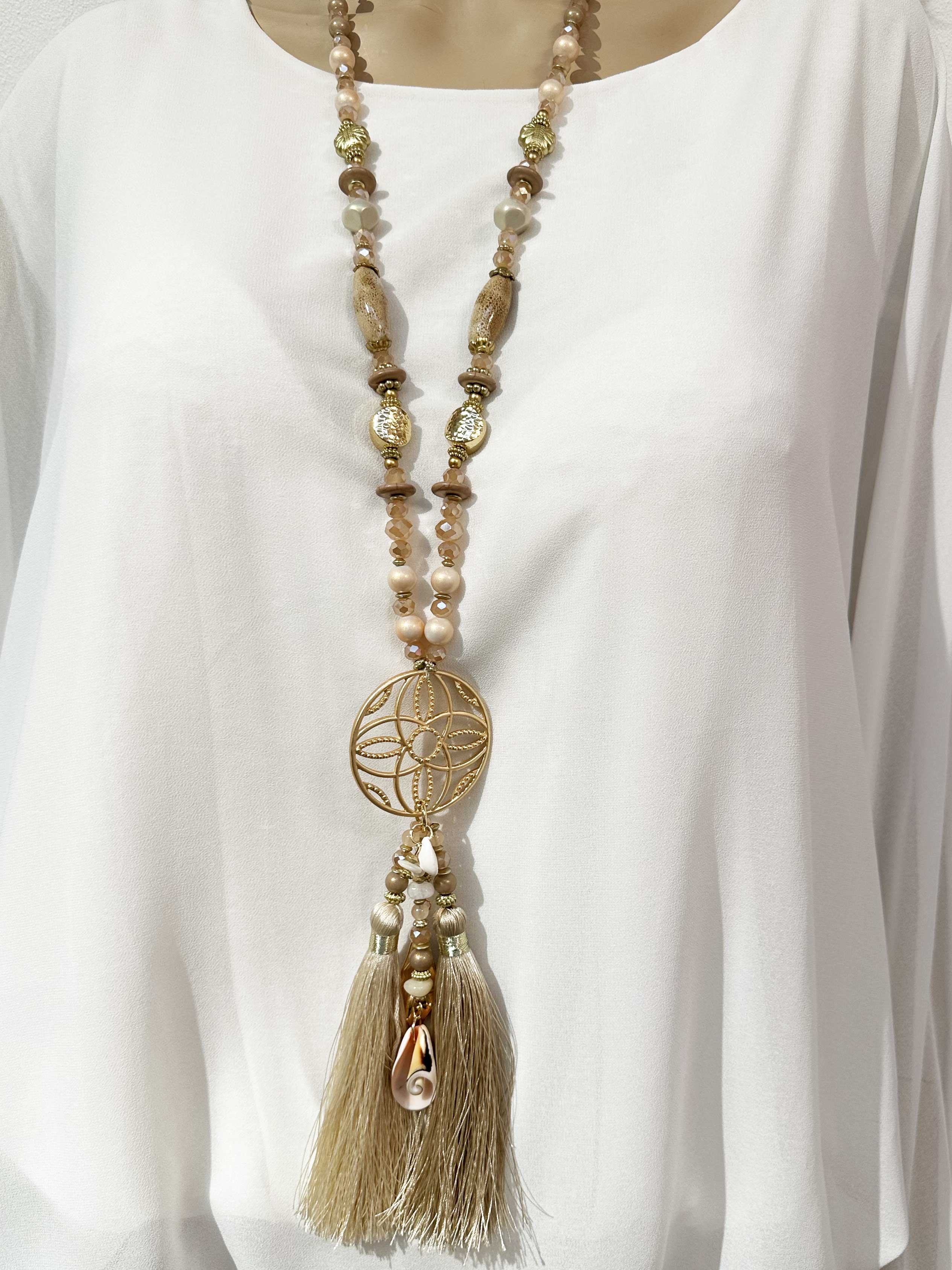 Lamia - Pärlhalsband med guldfärgat hänge och tofsar